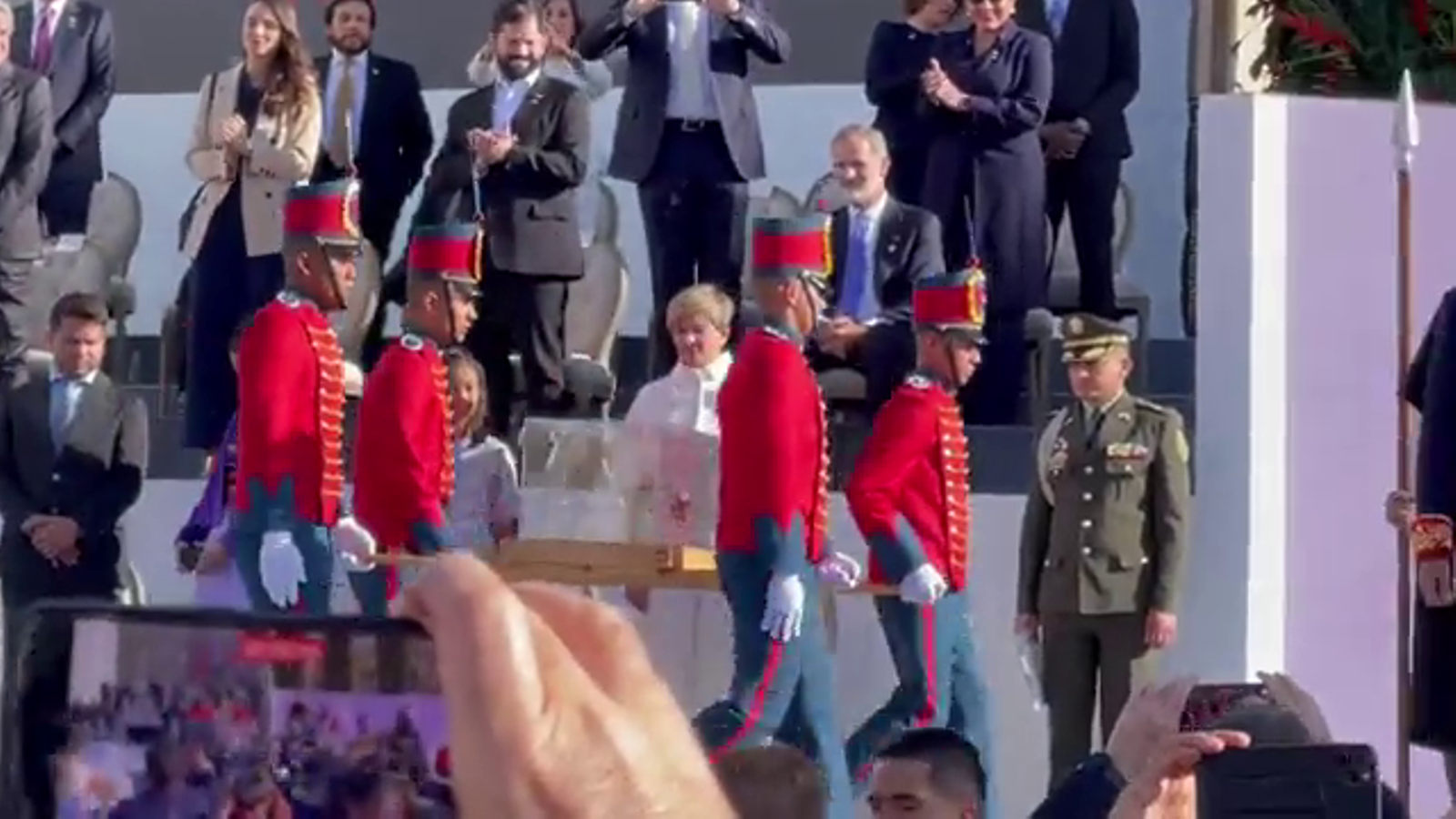 El rei Felip VI contempla segut la comitiva militar que porta l'espasa