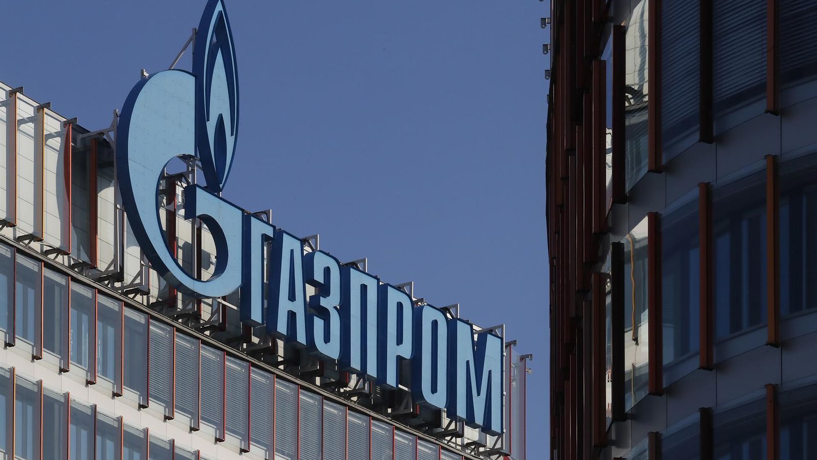 Edifici amb el logo de l'empresa Gazprom 352b3994700180582392eead27d6e329047b5285w