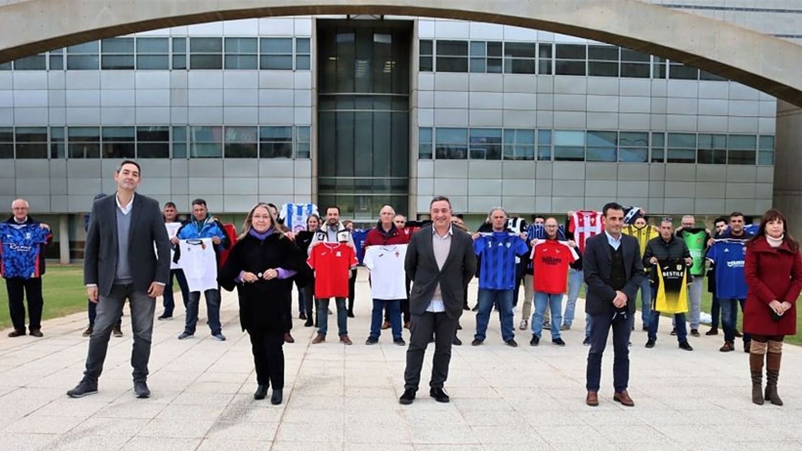 À Punt patrocina totes les seleccions valencianes de futbol de la FFCV i dona nom a dues lligues