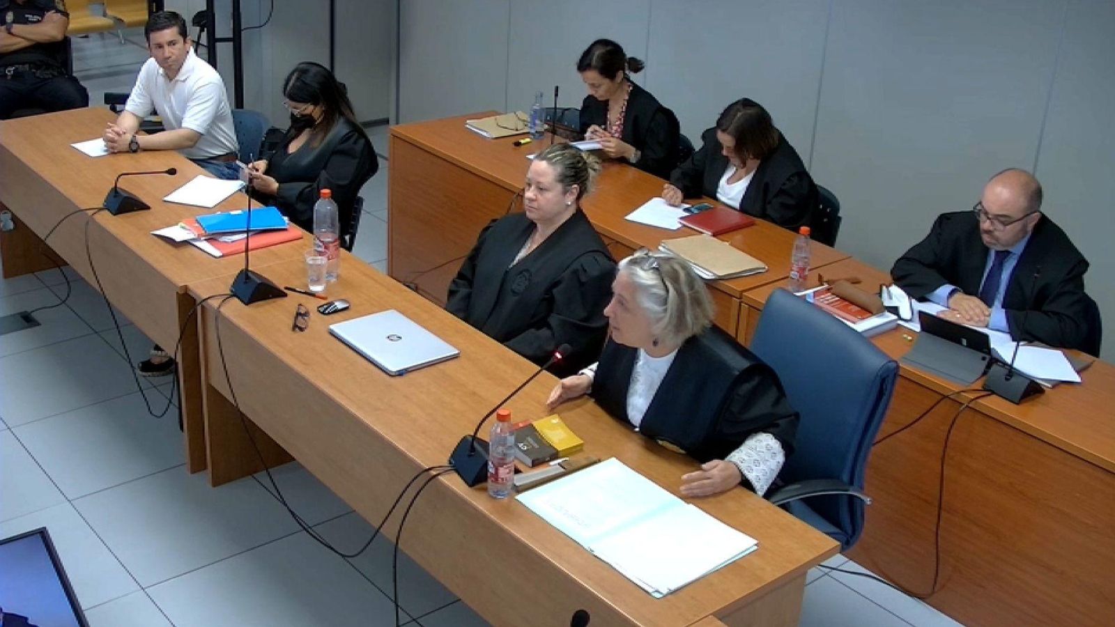 L'acusat, Jorge Ignacio Palma (esquerra), escolta impertèrrit el relat de la fiscal Socorro Zaragozá (dreta)