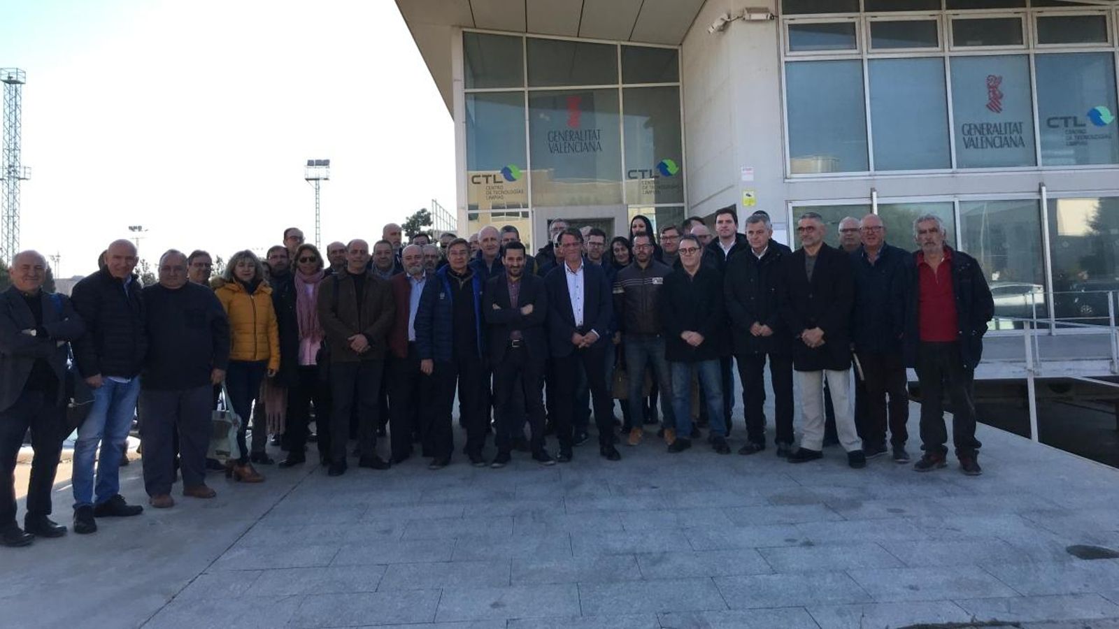 Representants de federacions esportives de la Comunitat Valenciana i el conseller d'Esport, davant de la futura seu conjunta