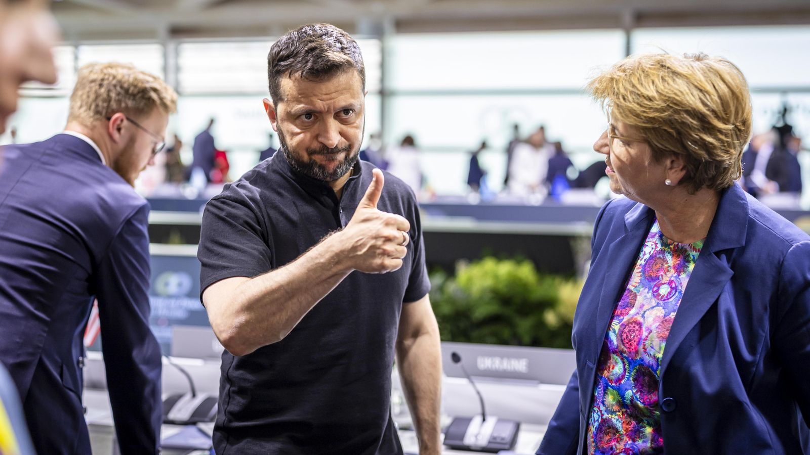 Zelenski fa un gest d'aprovació al final de la Cimera sobre la pau a Ucraïna este diumenge a Suïssa