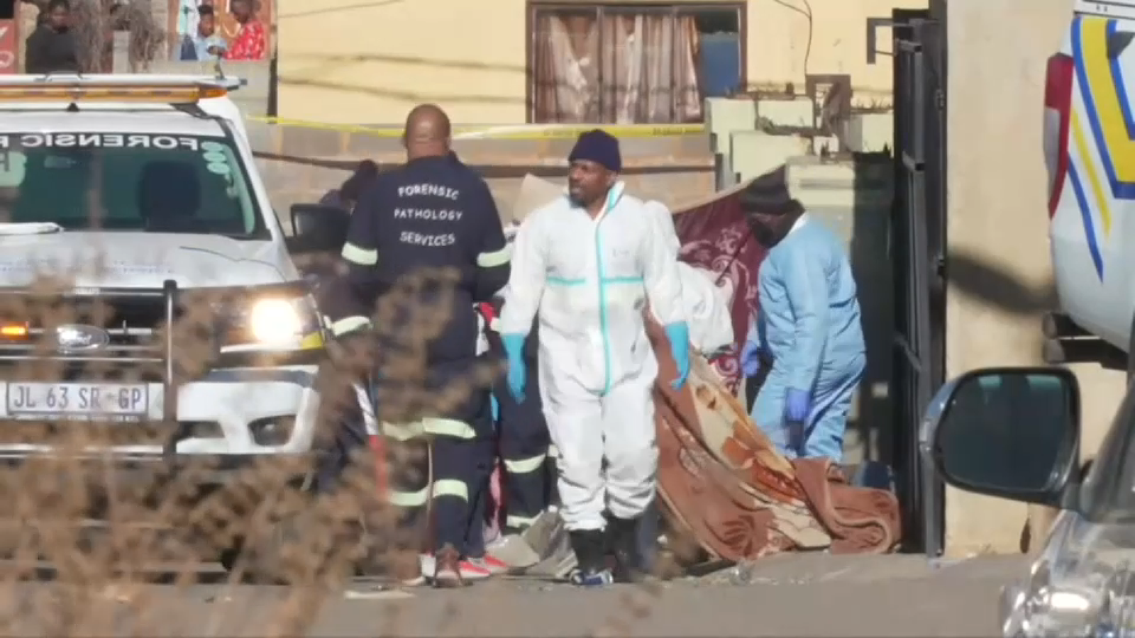 Agents de la policia en les proximitats del lloc on ha ocorregut la matança