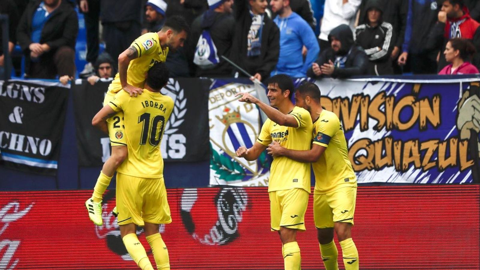 El Villarreal celebra els gols de la primera victòria | EFE