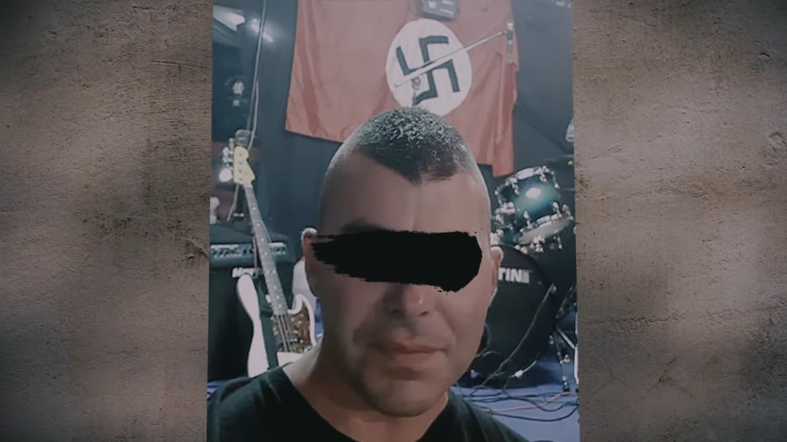 L'autor de les pintades nazis, xenòfobes i homofòfiques de Carcaixent, en una imatge del reportatge