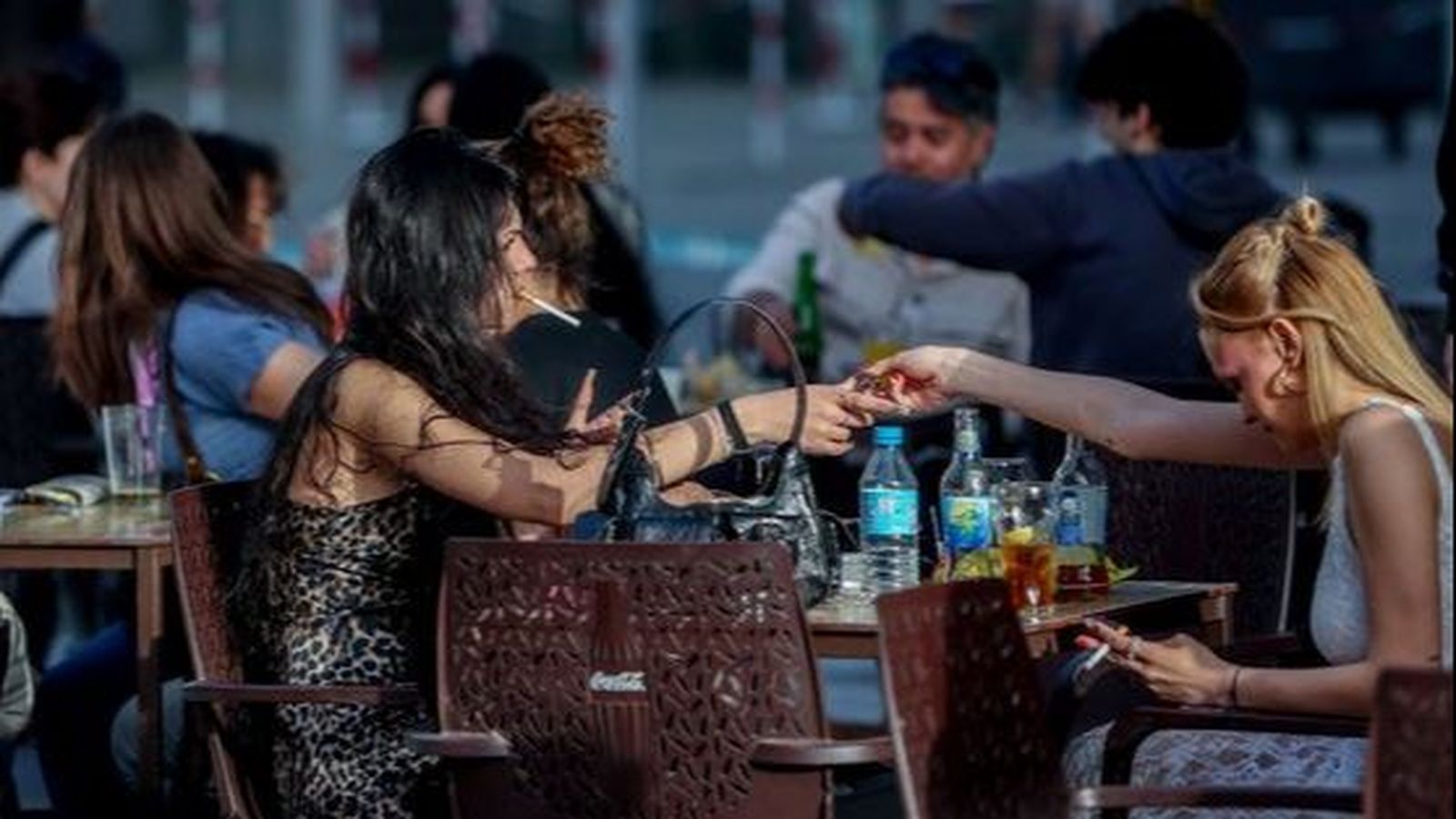 Dos xiques joves fumant en una terrassa