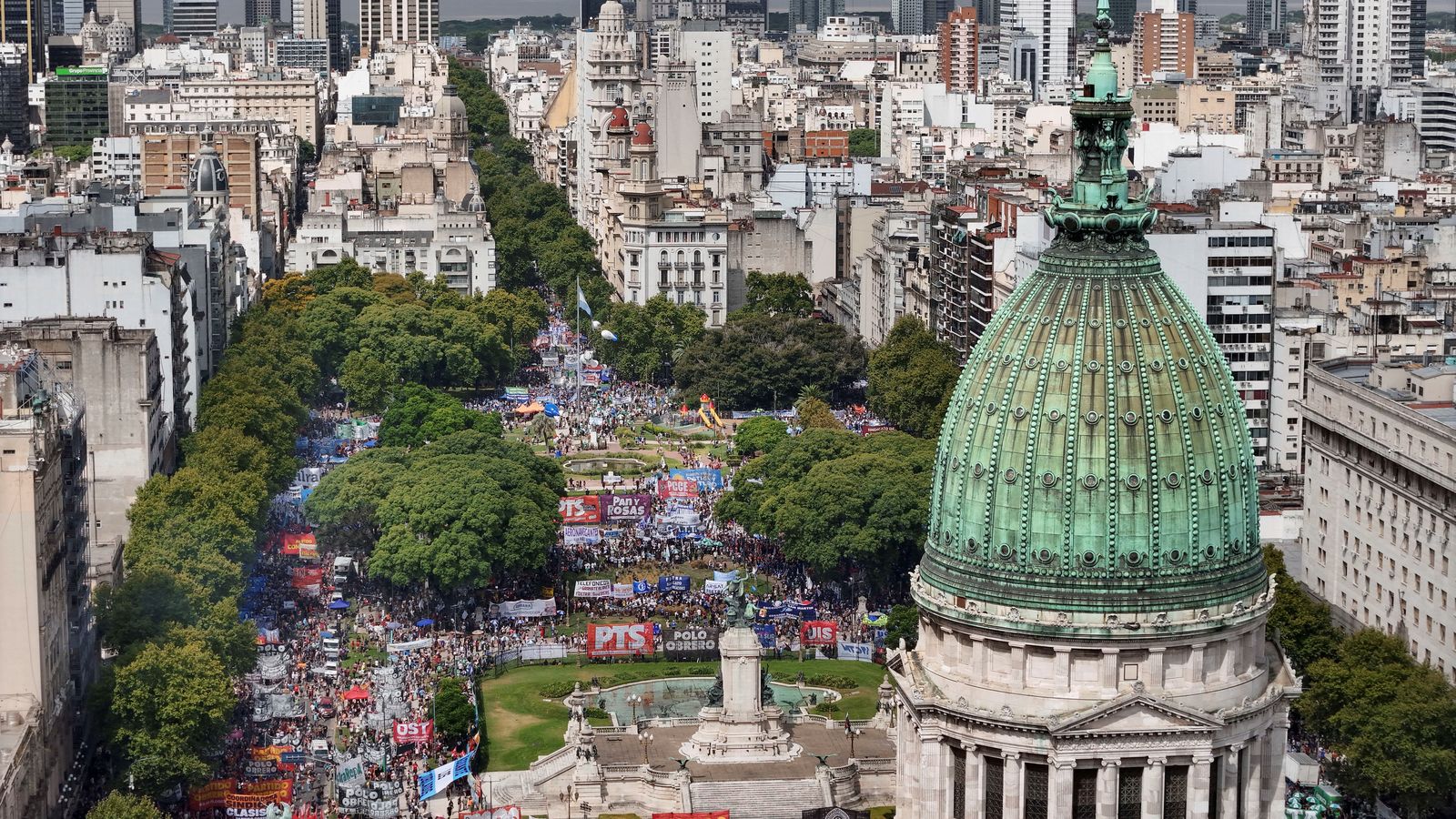 Protestes a les portes del Senat de l'Argentina, a Buenos Aires