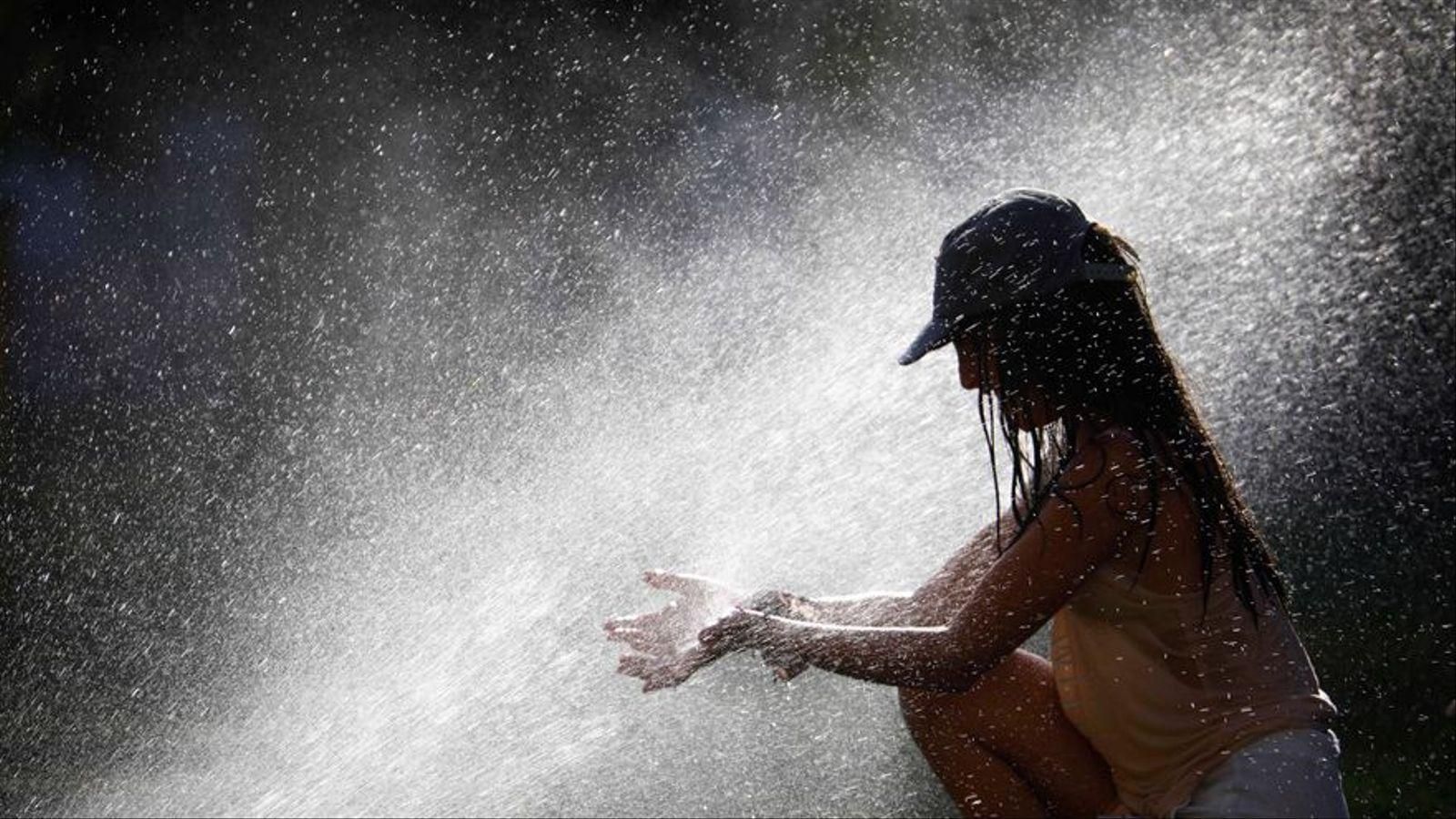 Jove tracta de combatre la calor amb aigua