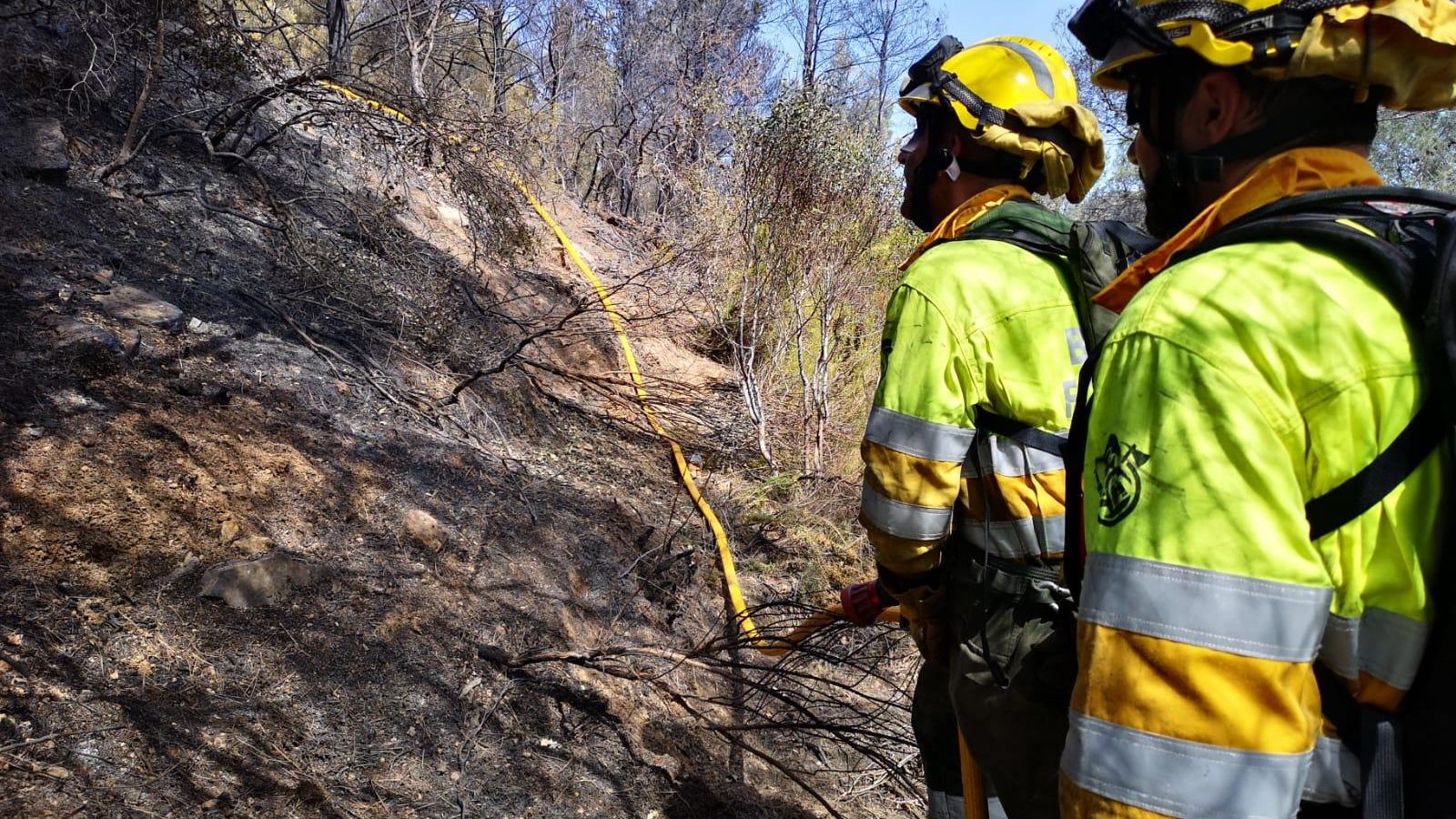 Portada: Bombers refreden perímetre de l'incendi d'Assuévar
