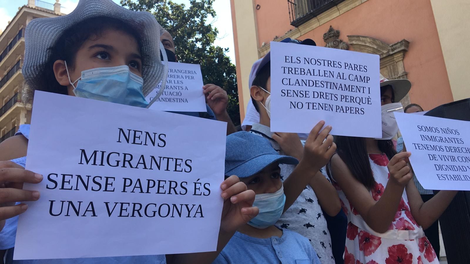 Membres del col·lectiu #RegularitzacióJa durant la concentració a València