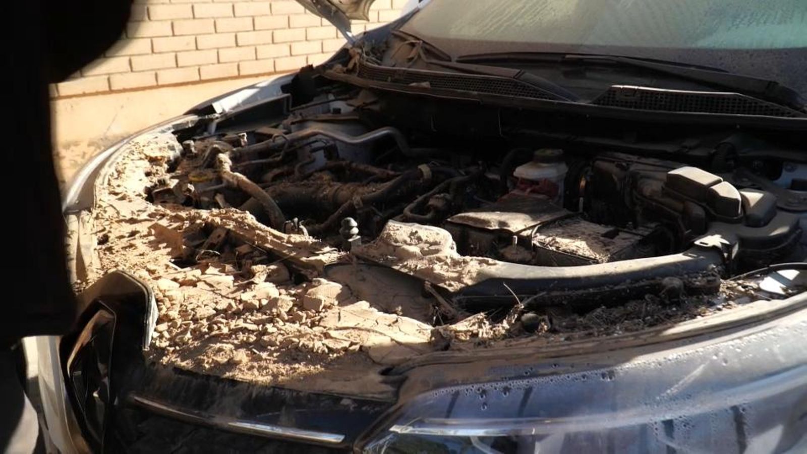 Els cotxes s'amontonen als tallers