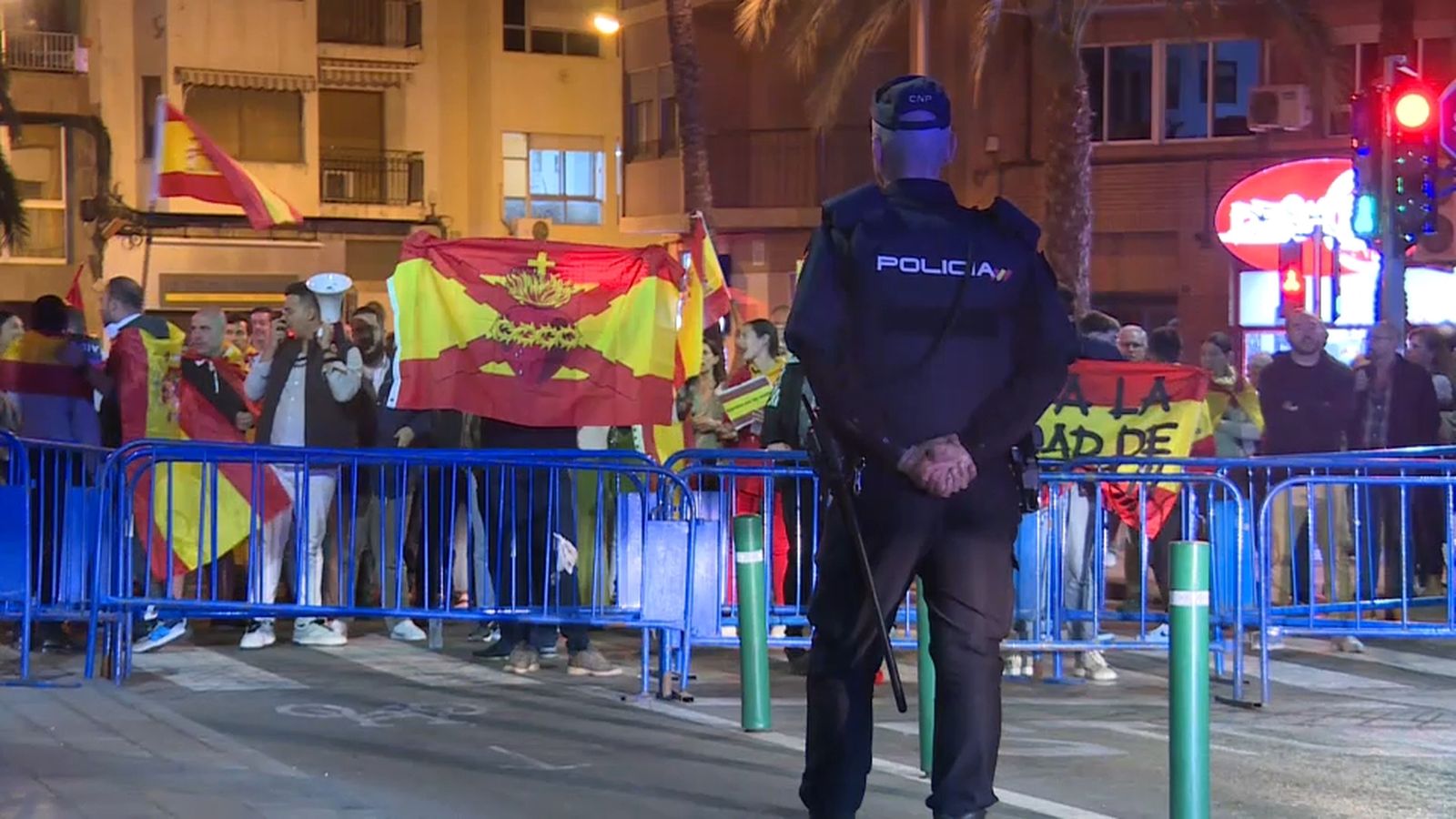 Els manifestants concentrats a Alacant, davant les forces de seguretat