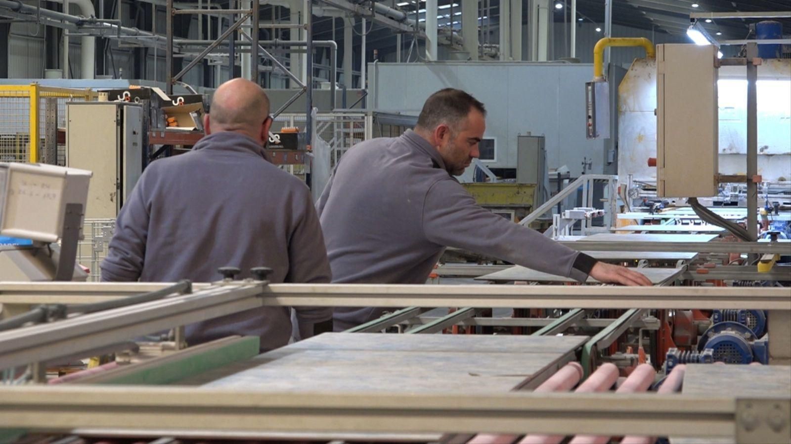 Treballadors del sector de la ceràmica durant la jornada laboral