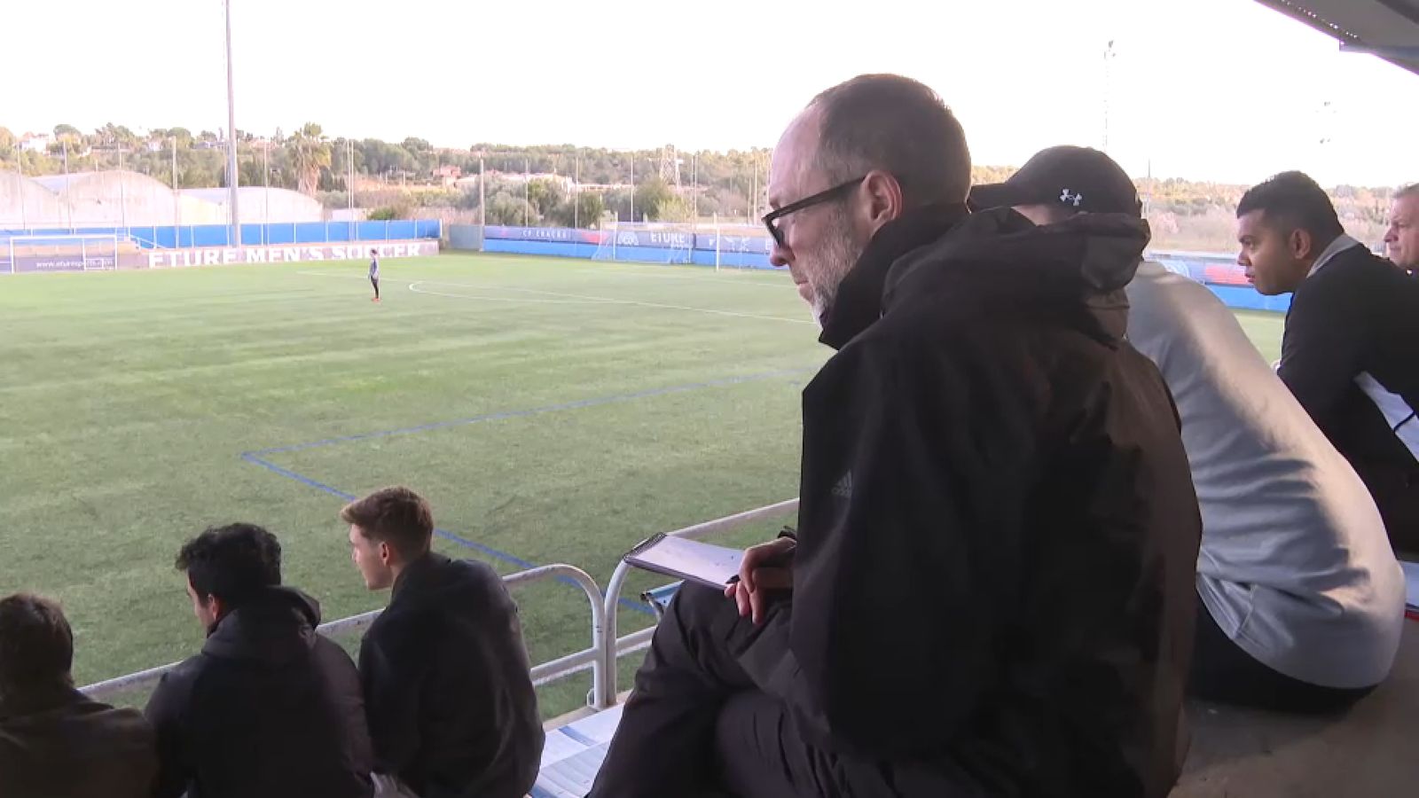 Un entrenador examina atentament els candidats