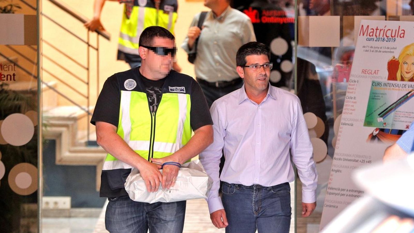 Jorge Rodríguez ix de l'ajuntament custodiat per agents de la UDEF després de més de set hores de registre. Jorge Rodríguez ix de l'ajuntament custodiat per agents de la UDEF després de més de set hores de registre.
