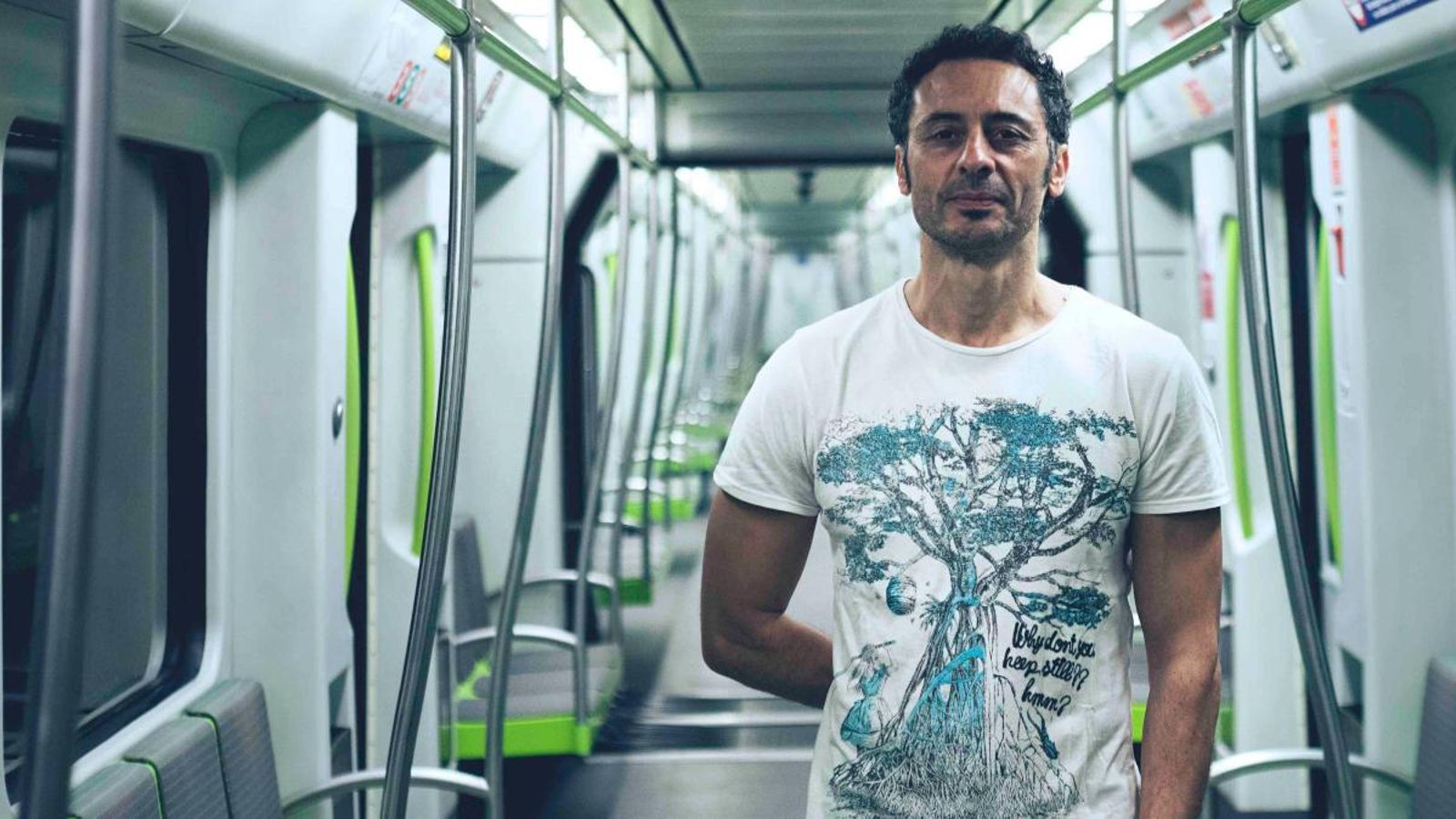 Abdelatif Hwidar en una de les escenes del curtmetratge, dins del vagó d'un metro.