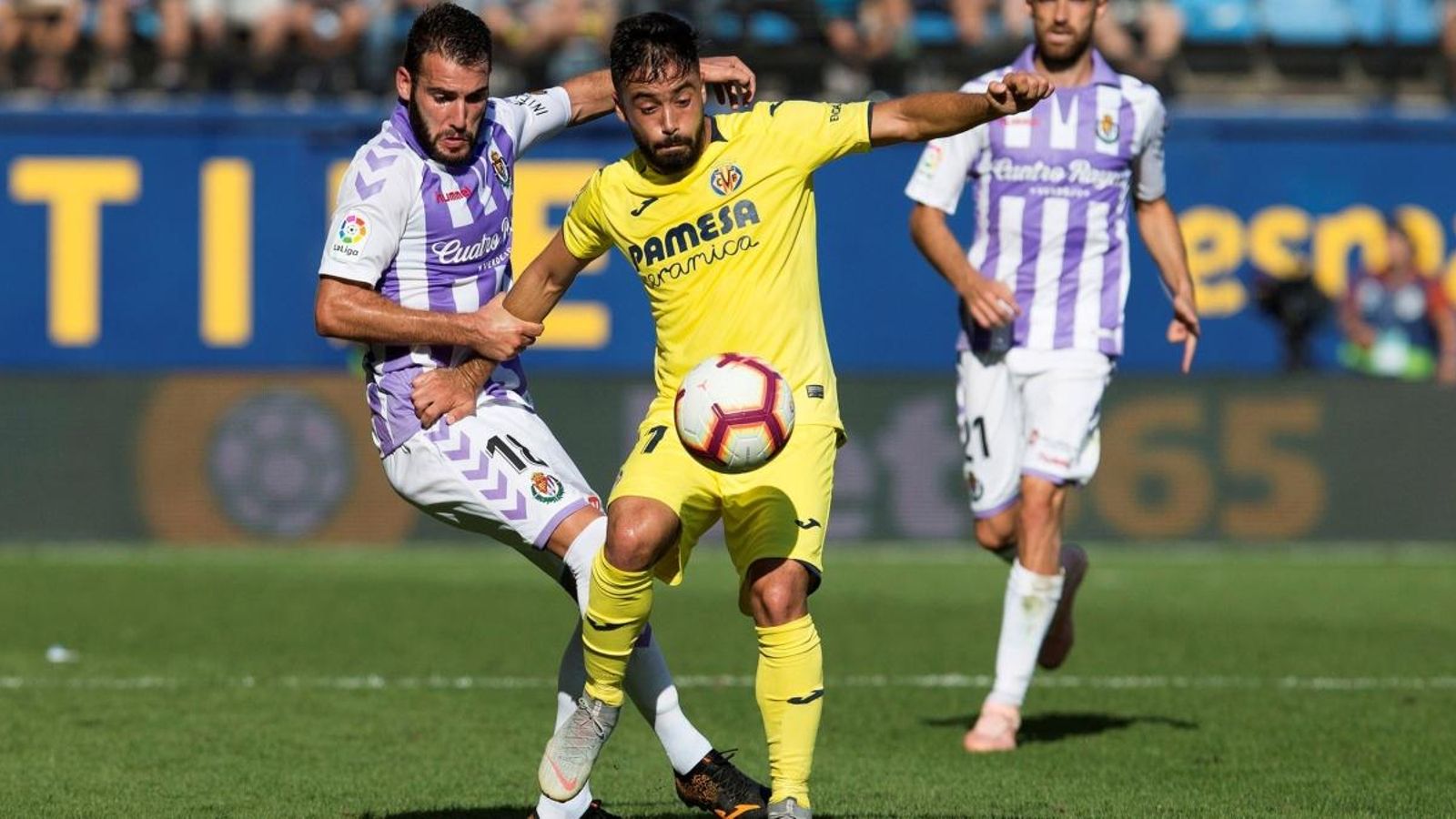 El defensa del Valladolid Antonio Jesús Regal  el defensa del Villarreal Jaume Costa durant el partit l'estadi de la Ceràmica