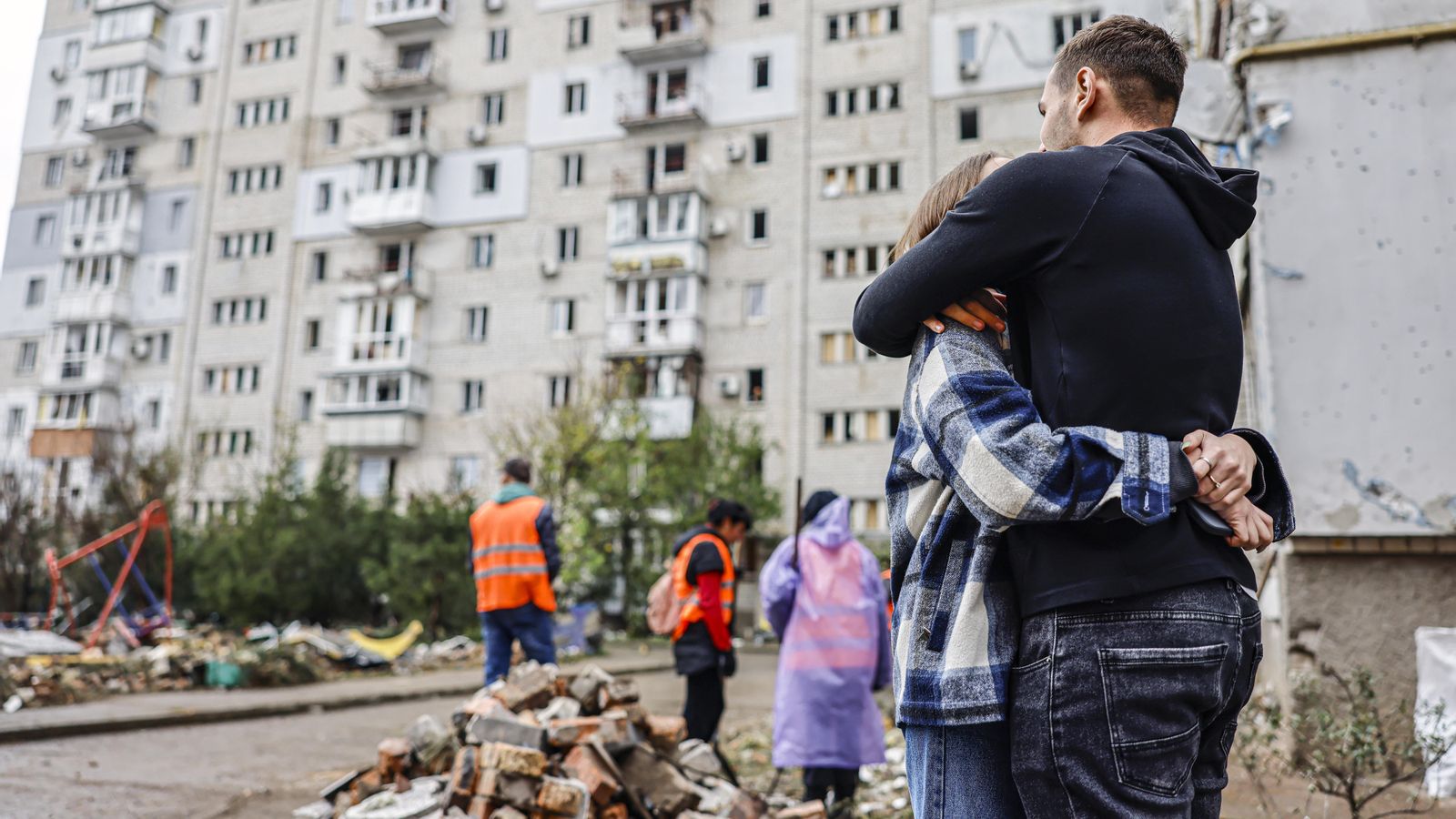 Alina i Nasar s'abracen al costat de sa casa en una zona residencial colpejada per bombardejos a Mikolaiv, sud d'Ucraïna Alina i Nasar s'abracen al costat de la seua casa en una zona residencial colpejada per bombardejos a Mykolaiv, sud d'Ucraïna