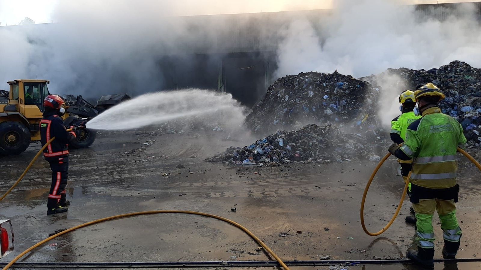 Els bombers treballen refrescant la zona afectada