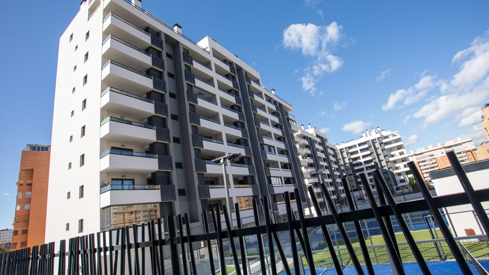 Residencial a la platja de Sant Joan, a Alacant, on es troben els pisos que han sembrat la polèmica