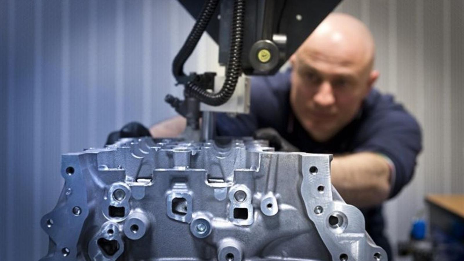 Operari treballant amb un motor