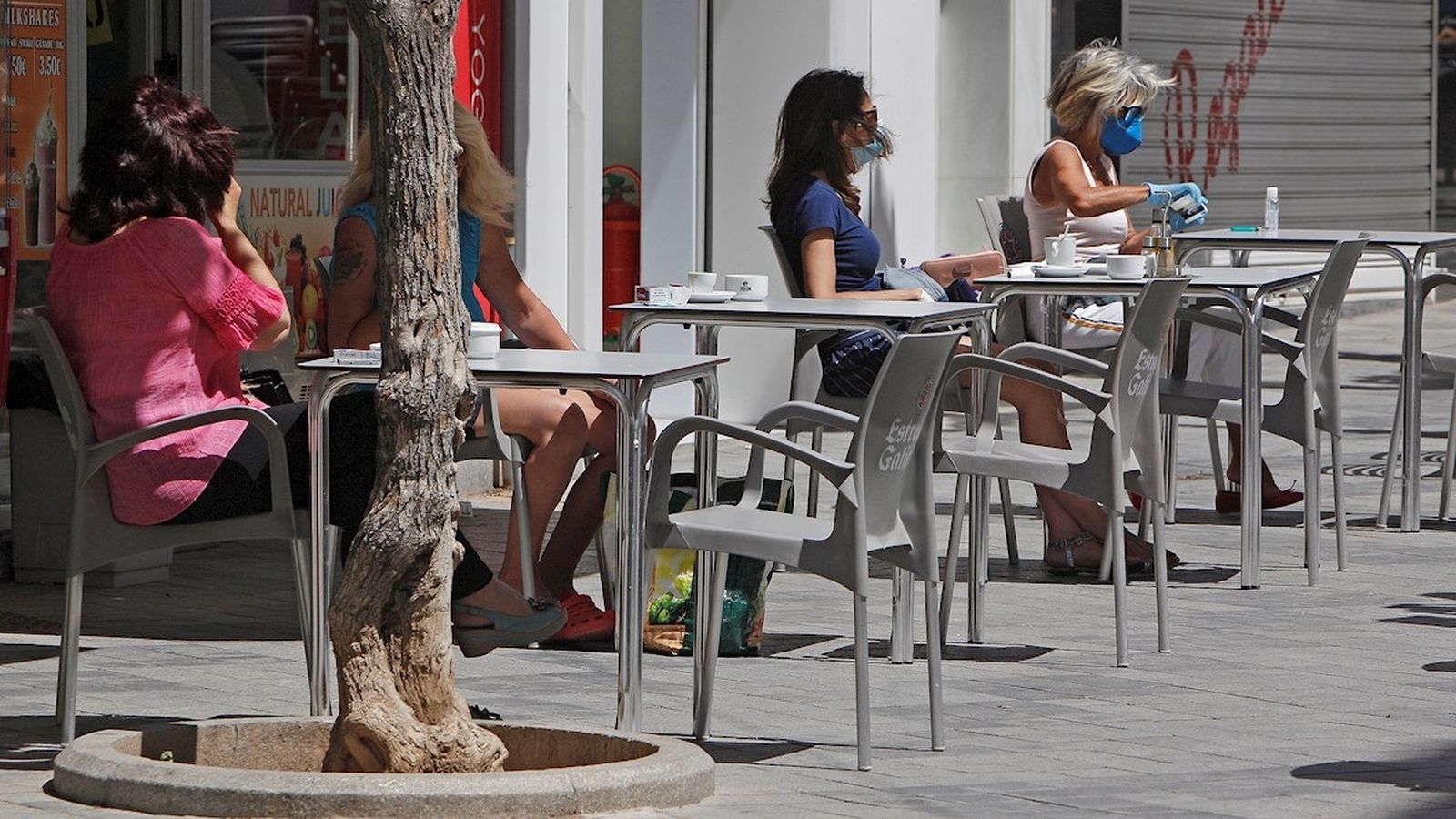 Un grup de clientes seuen en terrasses obertes aquest dilluns a Benidorm