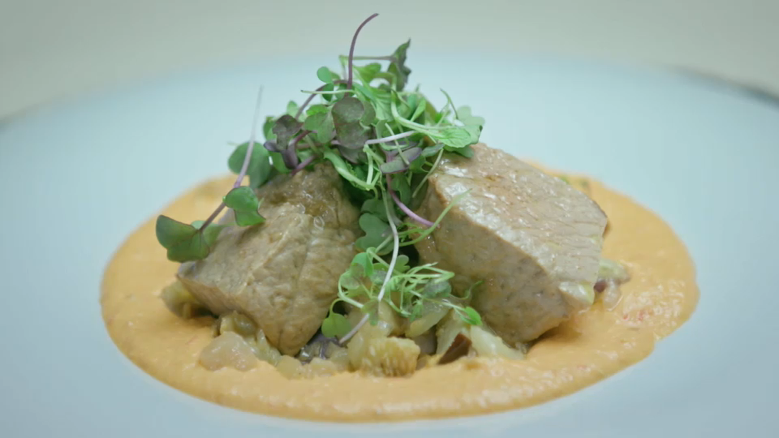 Ventresca escabetxada, albergina xinesa i romesco