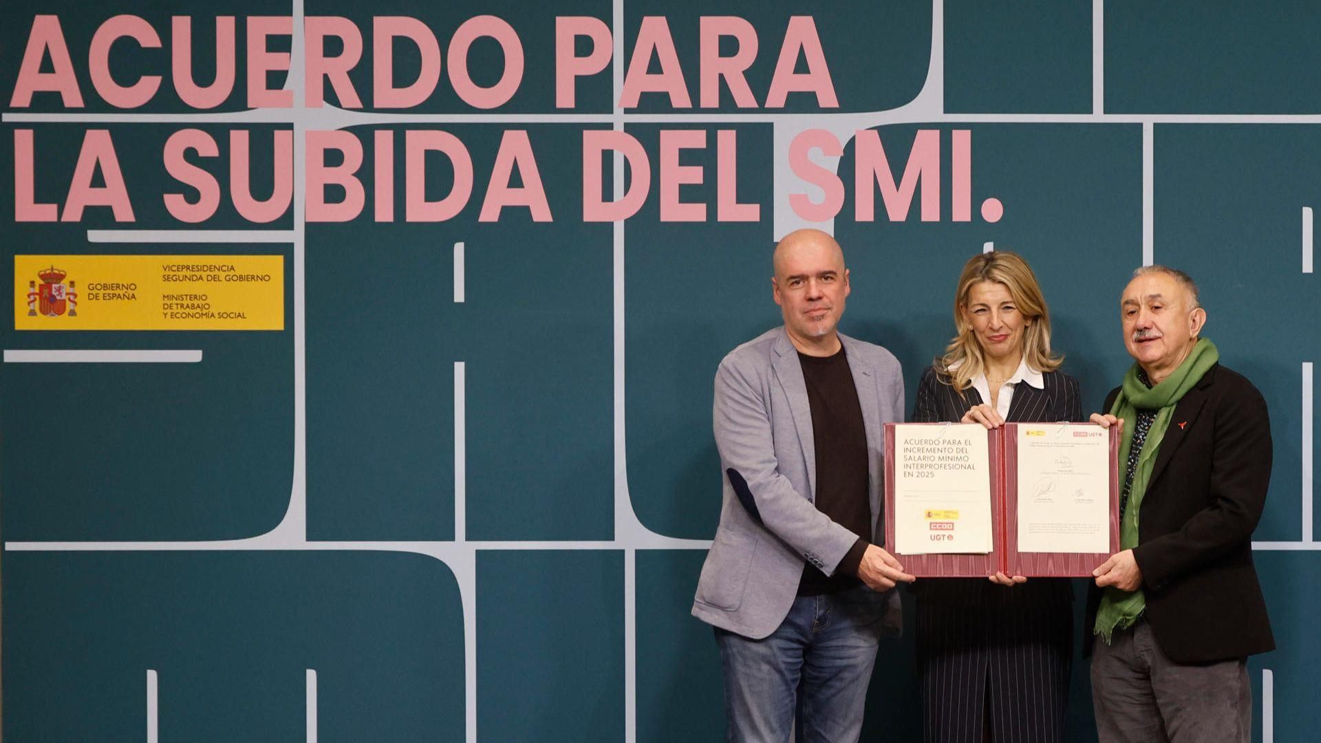 La ministra, amb els presentants dels principals sindicats, mostra el document que conté l'acord per a la pujada del salari mínim