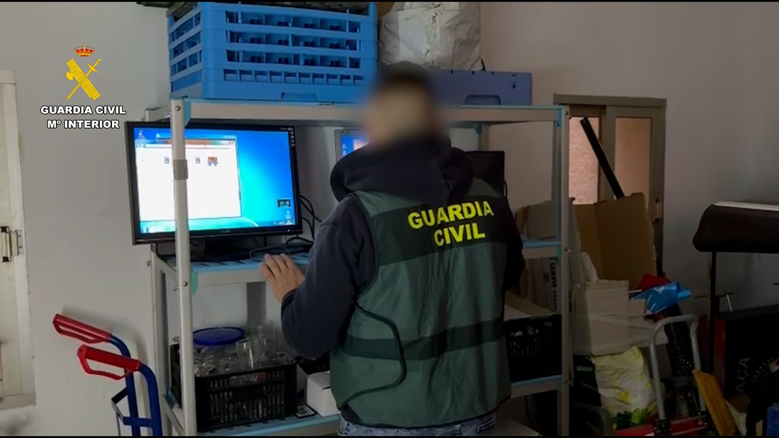 Un agent de la Guàrdia Civil durant l'escorcoll del bar