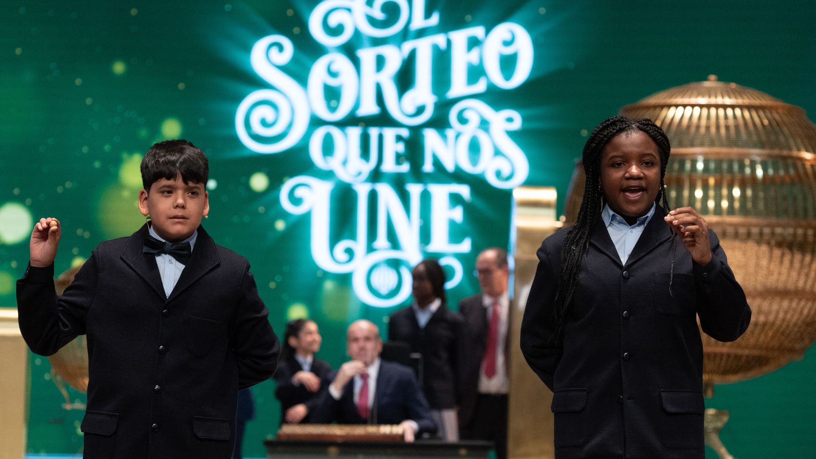 Yesica Paola Valencia i Francisco Moreno canten el segon premi, el número 58303,