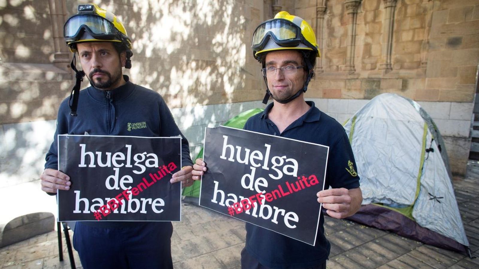 Els bombers forestals Dionís Montesinos, a l'esquerra, i José María León, que van iniciar una vaga de fam a Castelló l’1 d'octubre