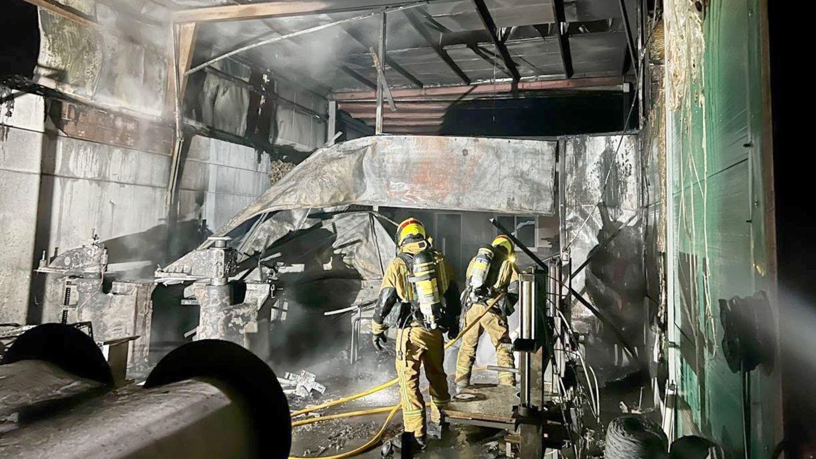 Interior de la nau de Redovà on s'ha declarat l'incendi