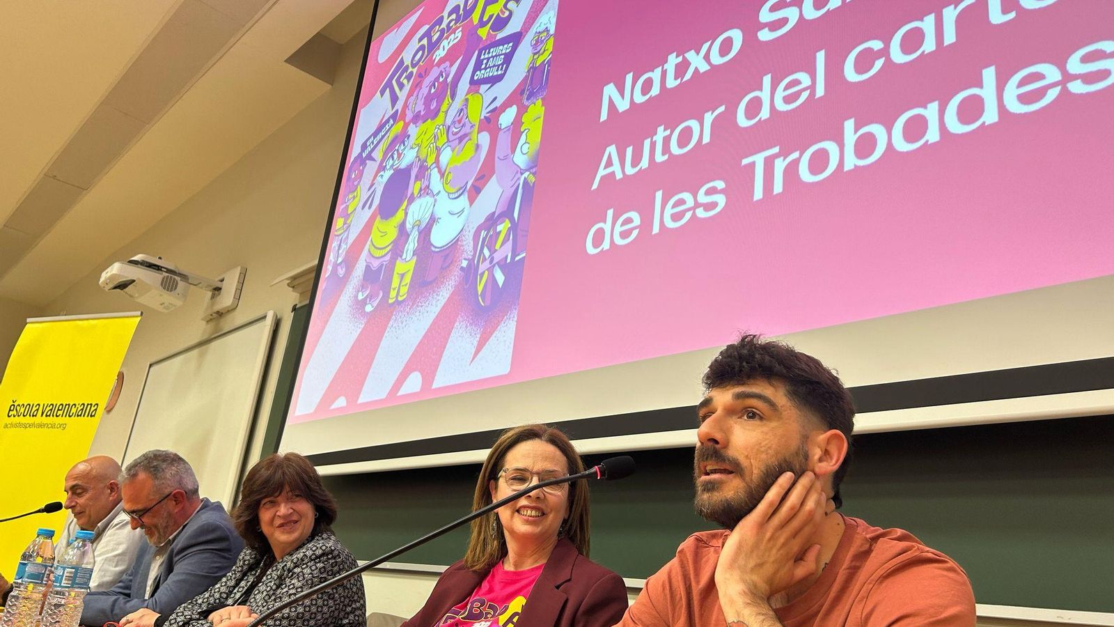 L’il·lustrador Natxo Sarvatxo, l’autor de la imatge de Trobades 2025