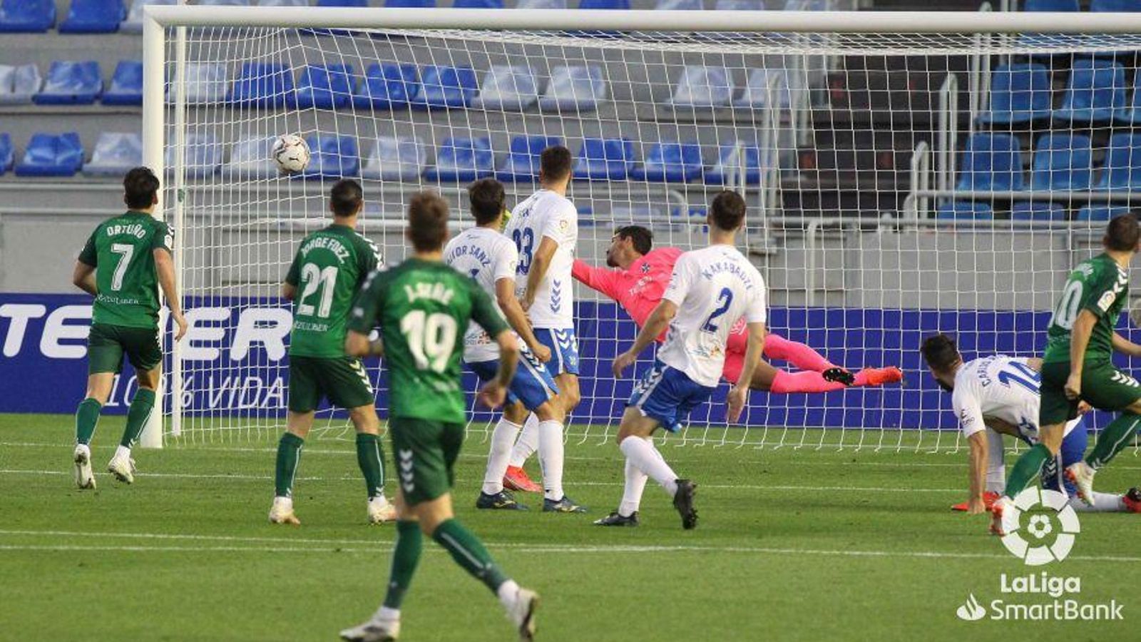 El llançament de Rubén Díez supera el porter del Tenerife