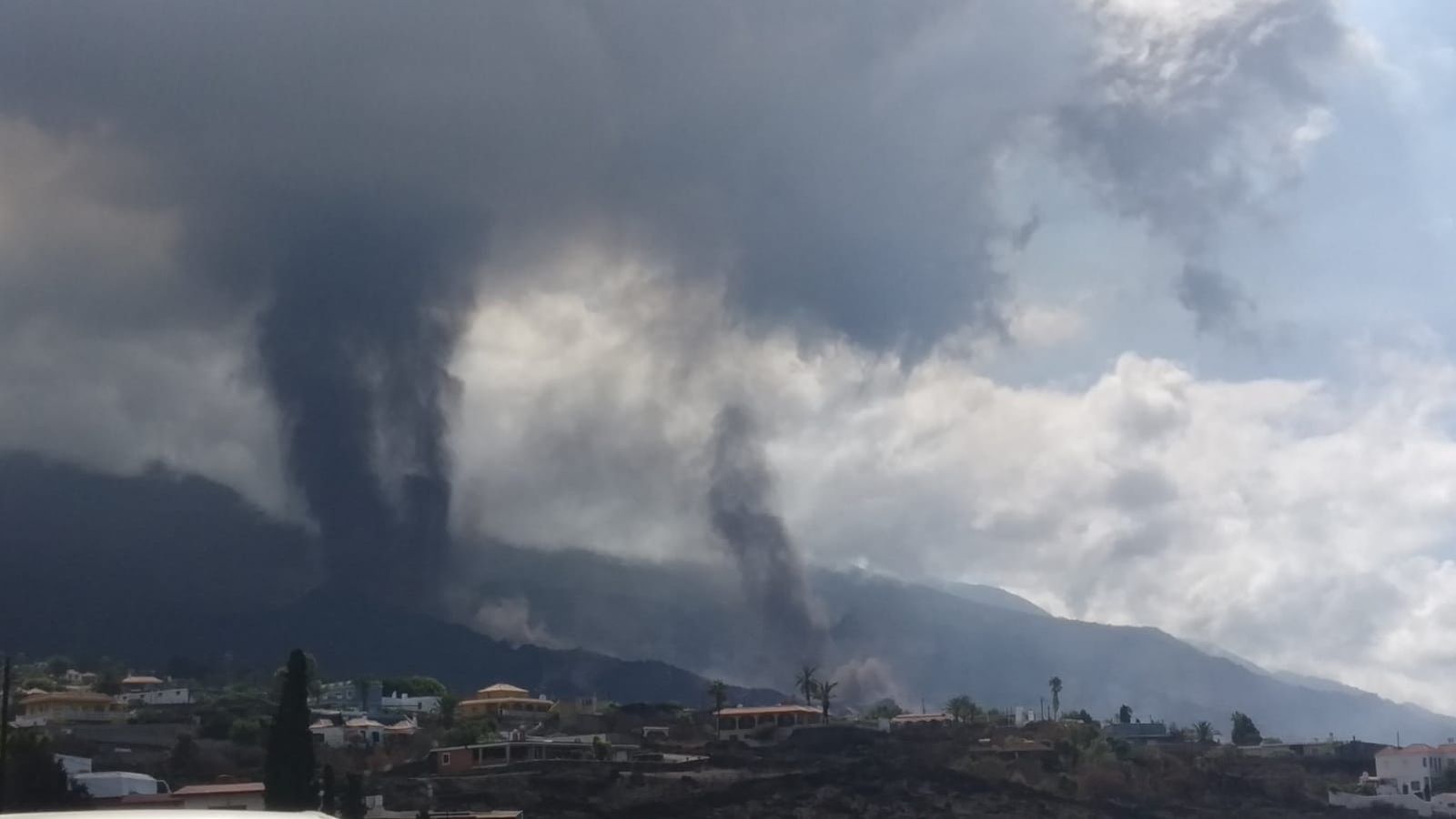 Imatge de les noves boques eruptives del volcà actiu a La Palma