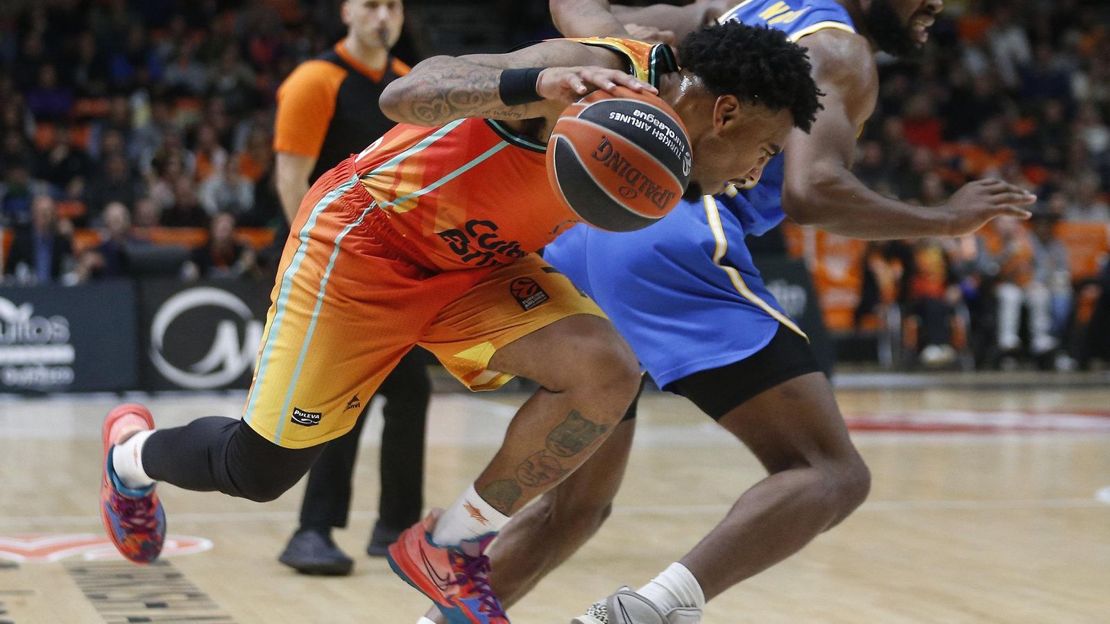 Chris Jones ha fet l'últim llançament del partit, que li podria haver donat la victòria a l'equip taronja