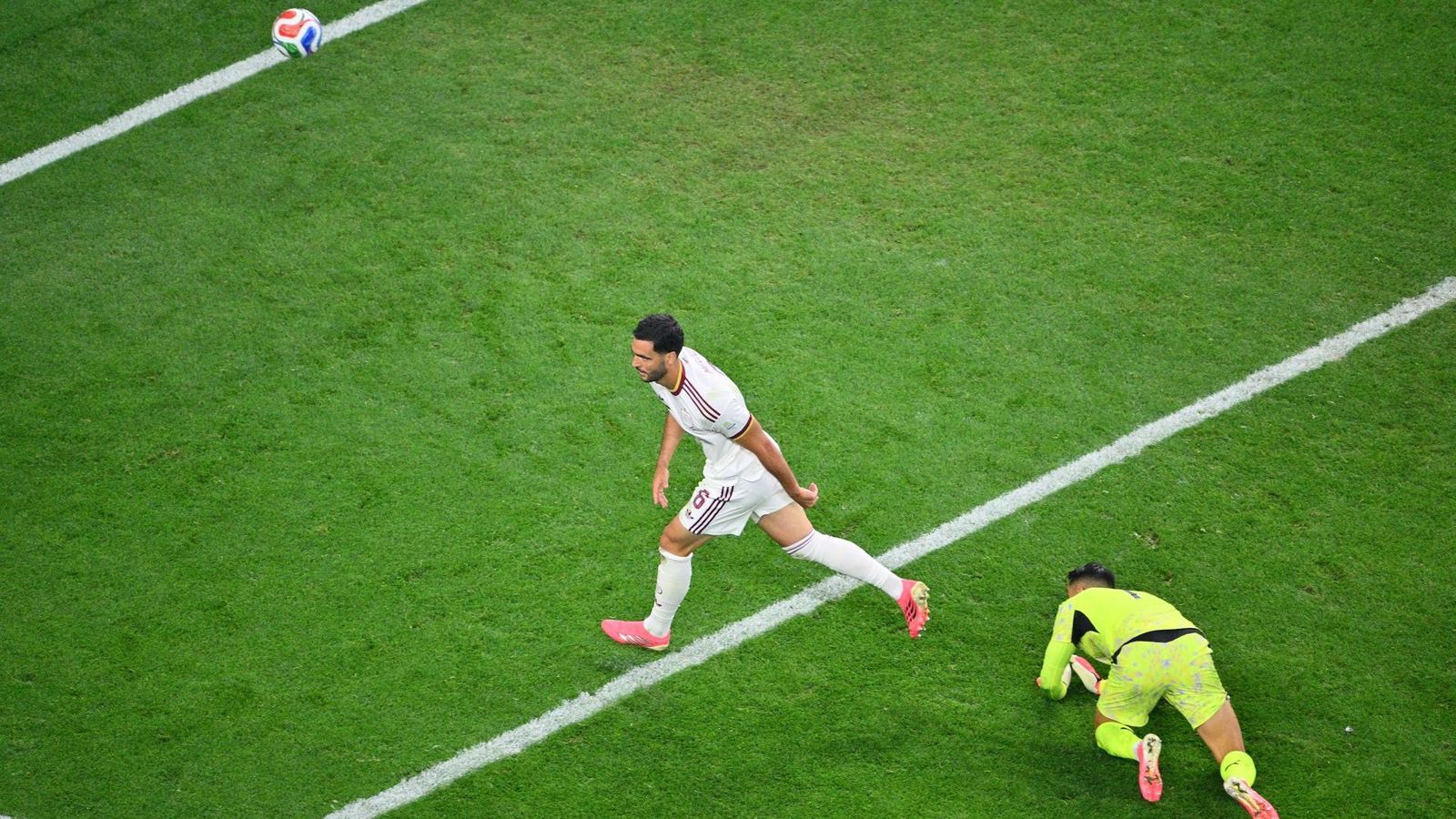 Mikel Merino supera Diogo Costa