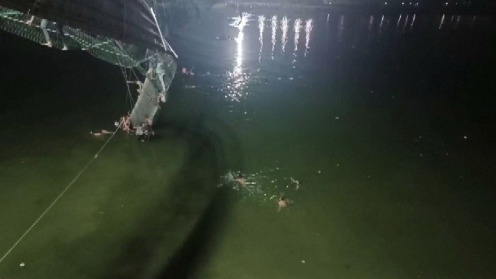 Moments després del despreniment del pont Morbi