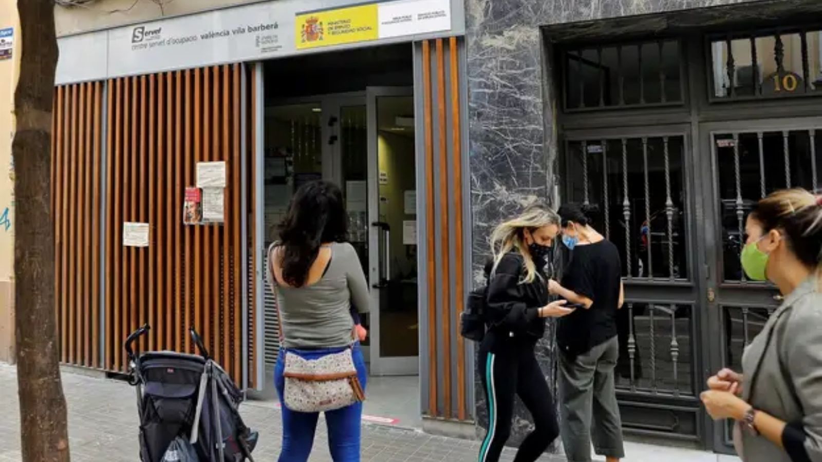 Diverses persones fan cua a les portes d'una oficina del Servef en una imatge d'arxiu