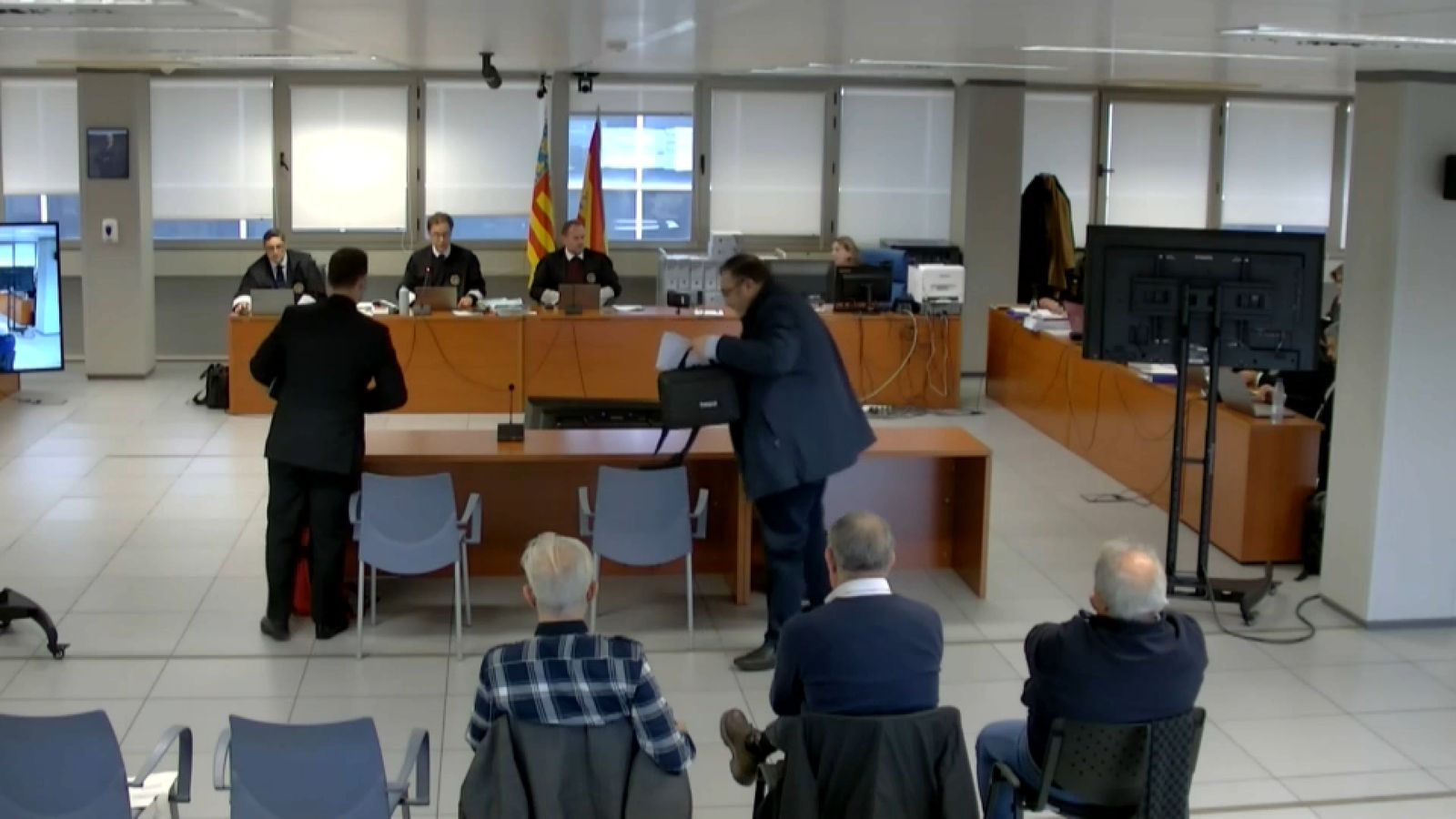 D'esquerra a dreta, el pèrit de la Guàrdia Civil i l'autor de l'informe de la defensa, davant el tribunal