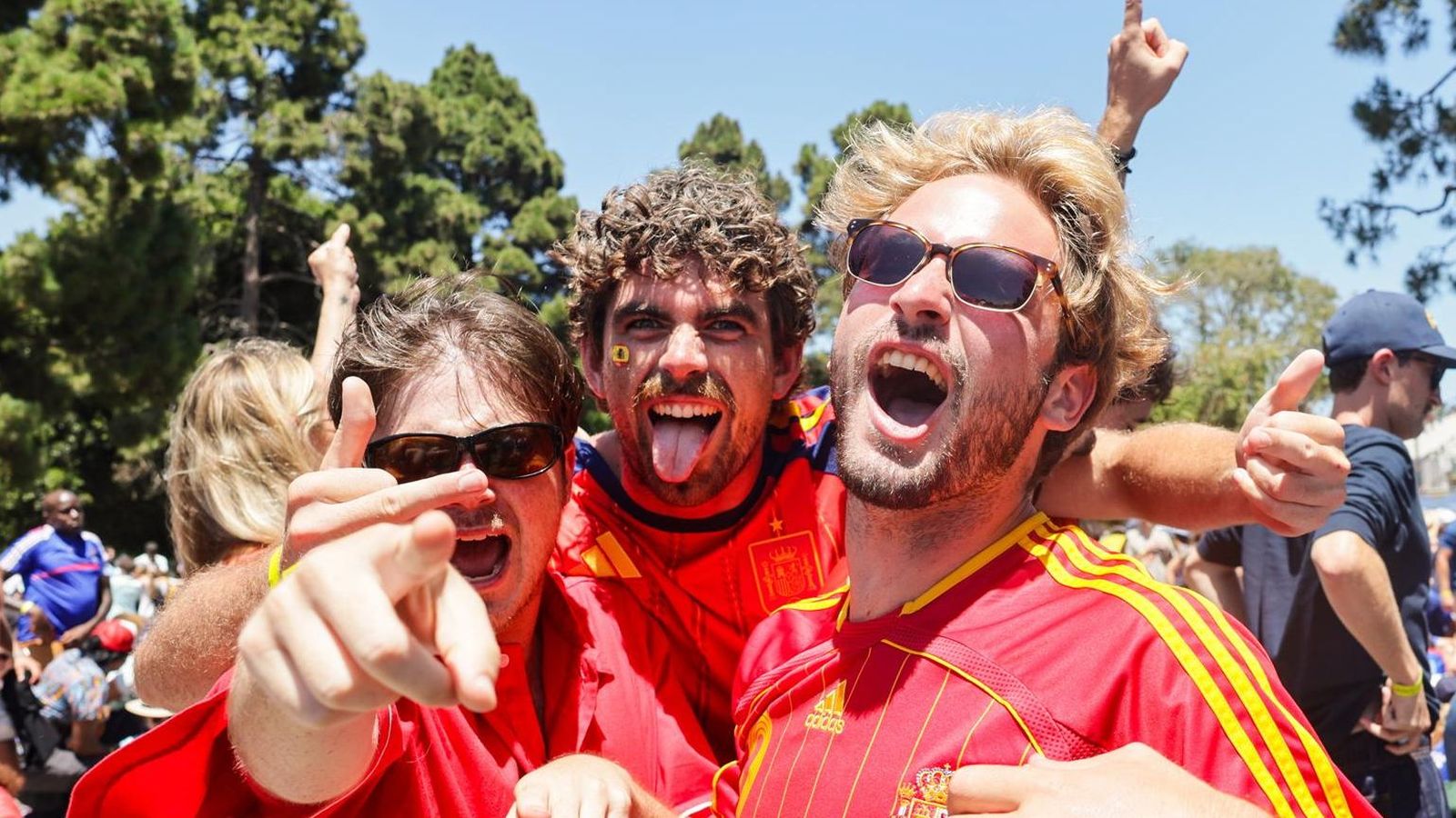 Aficionats celebren la victòria d'Espanya en la semifinal del mundial