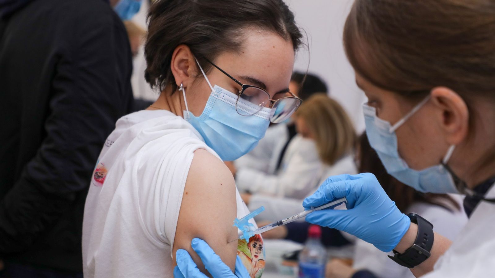 Una persona rep una dosi de la vacuna contra la covid-19