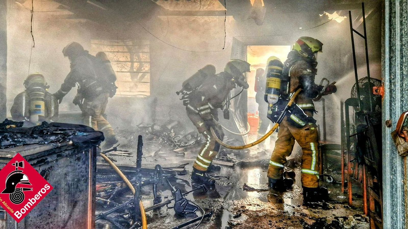 Els bombers, en una imatge d'arxiu