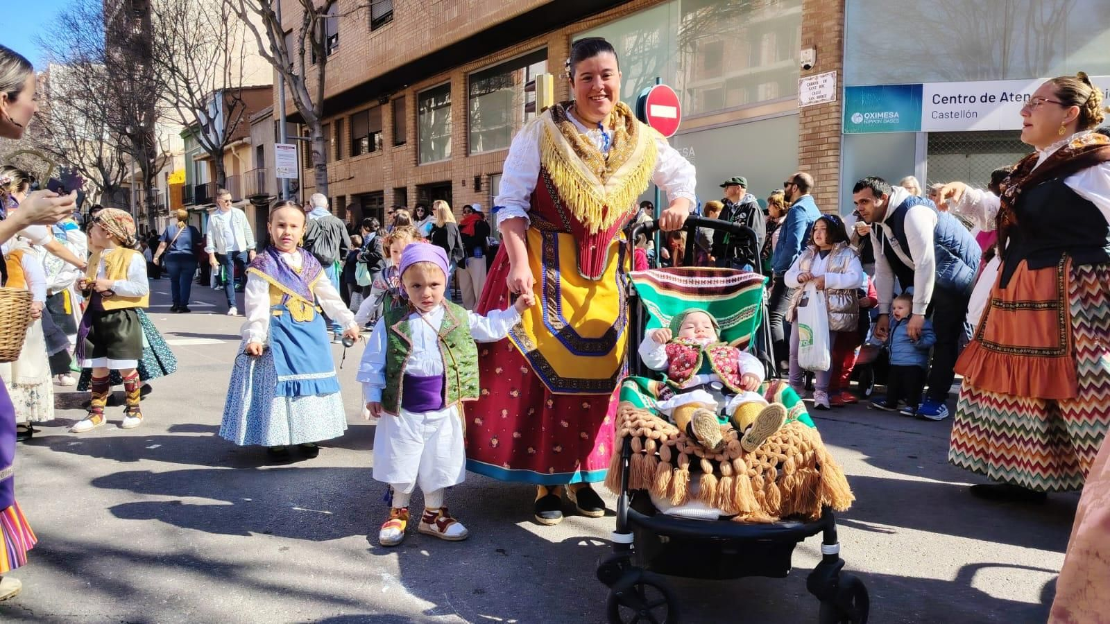 Una mare amb el fills amb la indumentària típica 