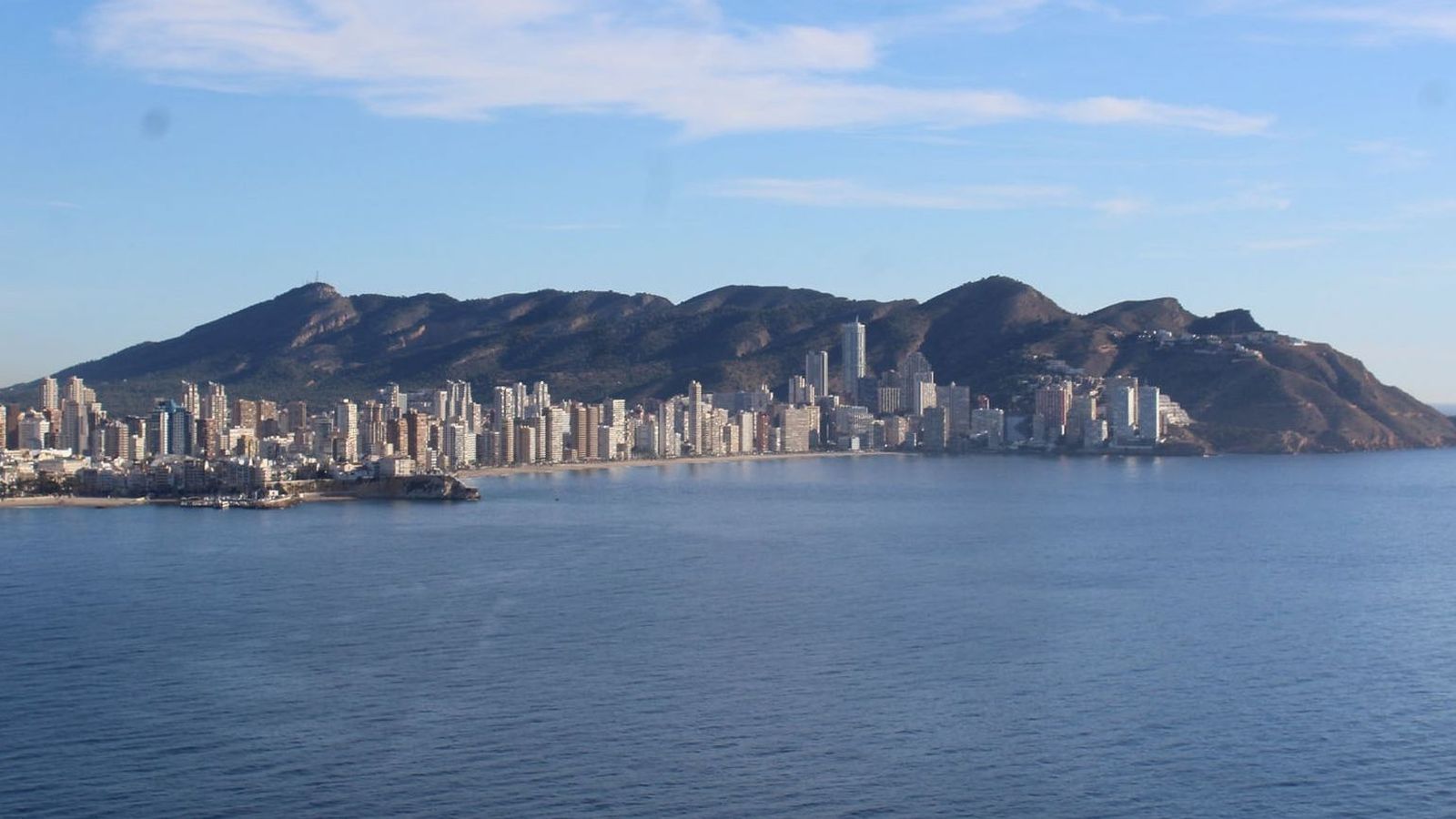 La Serra Gelada abrigalla els gratacels de Benidorm