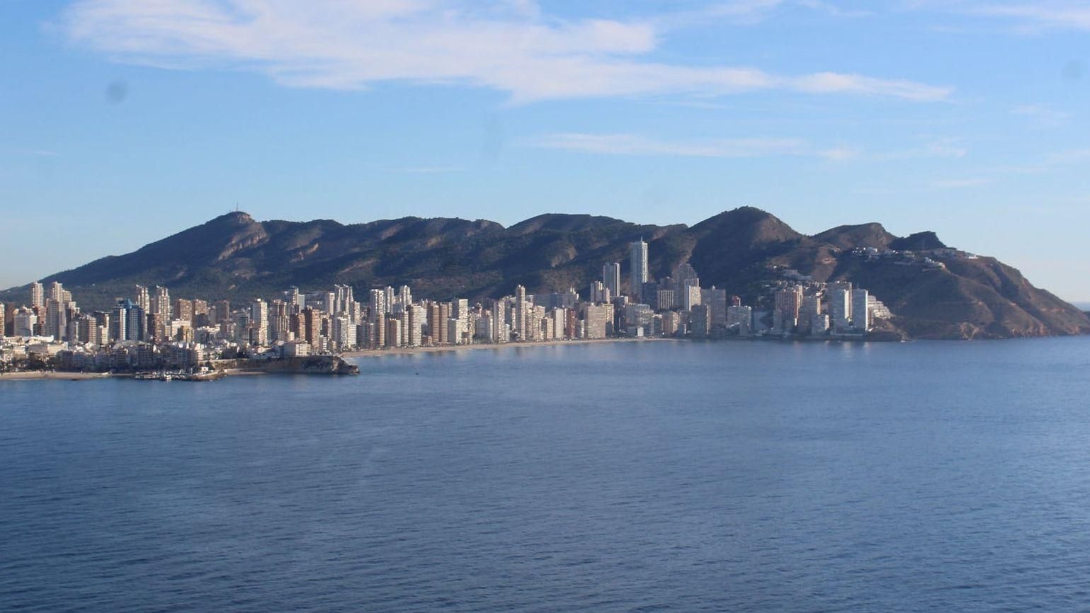 La serra Gelada com a fons dels gratacels de Benidorm La Serra Gelada abrigalla els gratacels de Benidorm