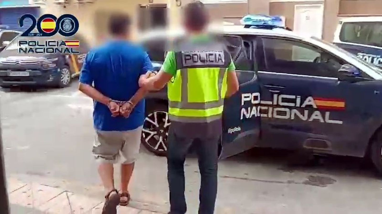 L'home arrestat pels robatoris als hotels junt a un agent de la Policia Nacional