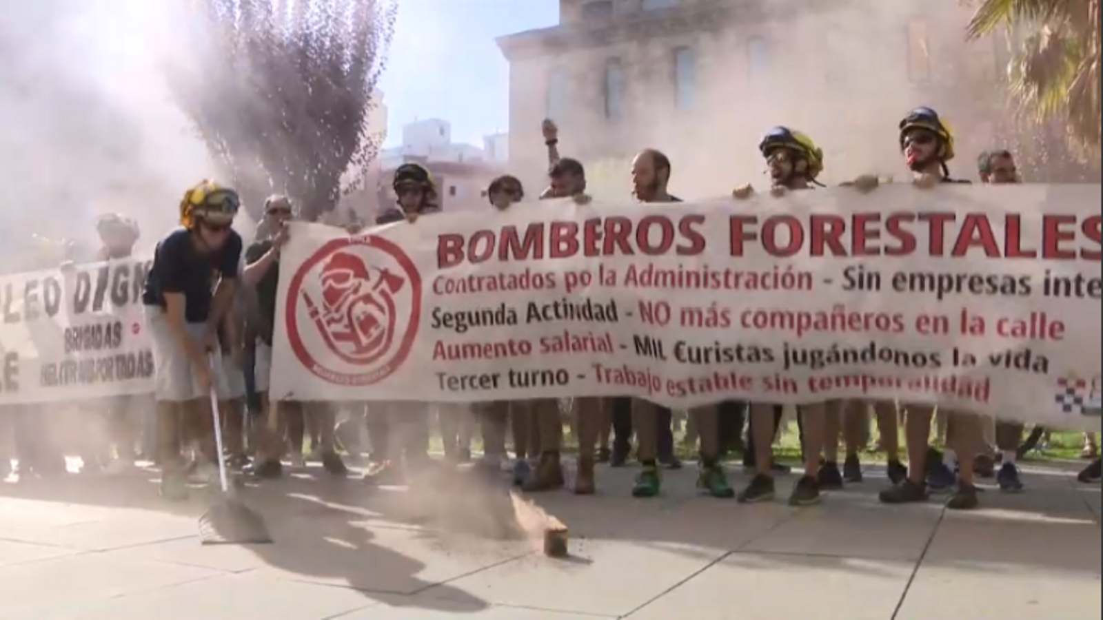 Els bombers forestals han participat en la manifestació davant de l’Agència Valenciana de Seguretat i Resposta a les Emergències.