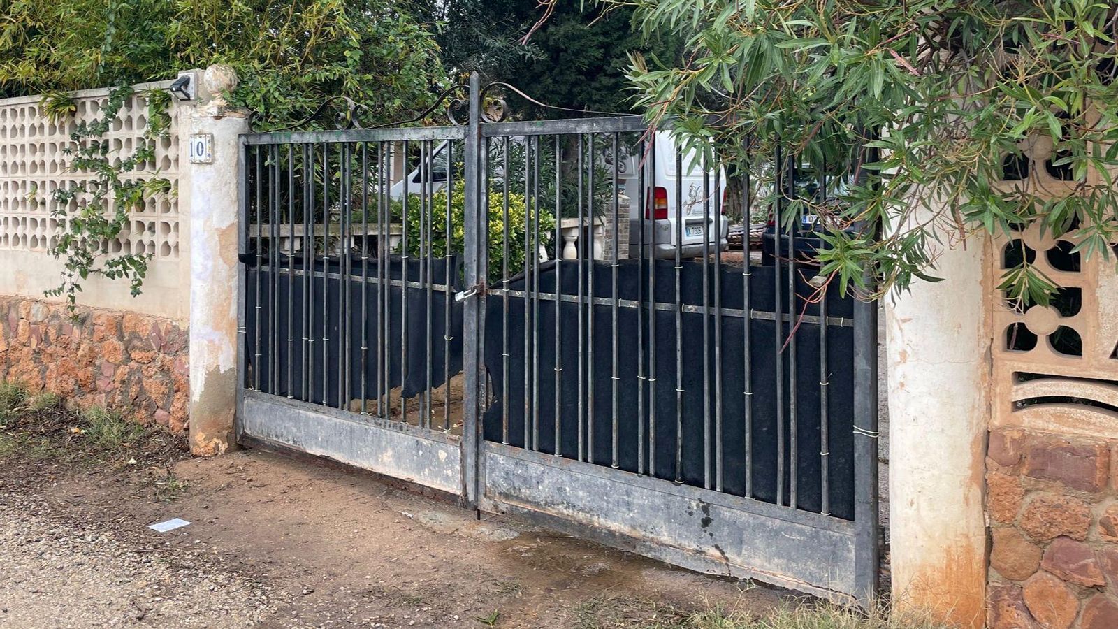 Accés a la casa de camp, al terme de Llíria, on han trobat mort el matrimoni