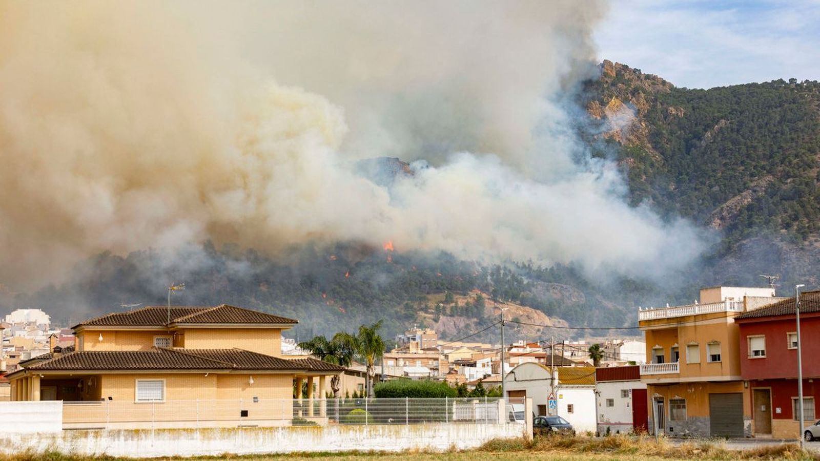 En imatge, l'avanç del foc cap a una zona d'habitatges de Garres